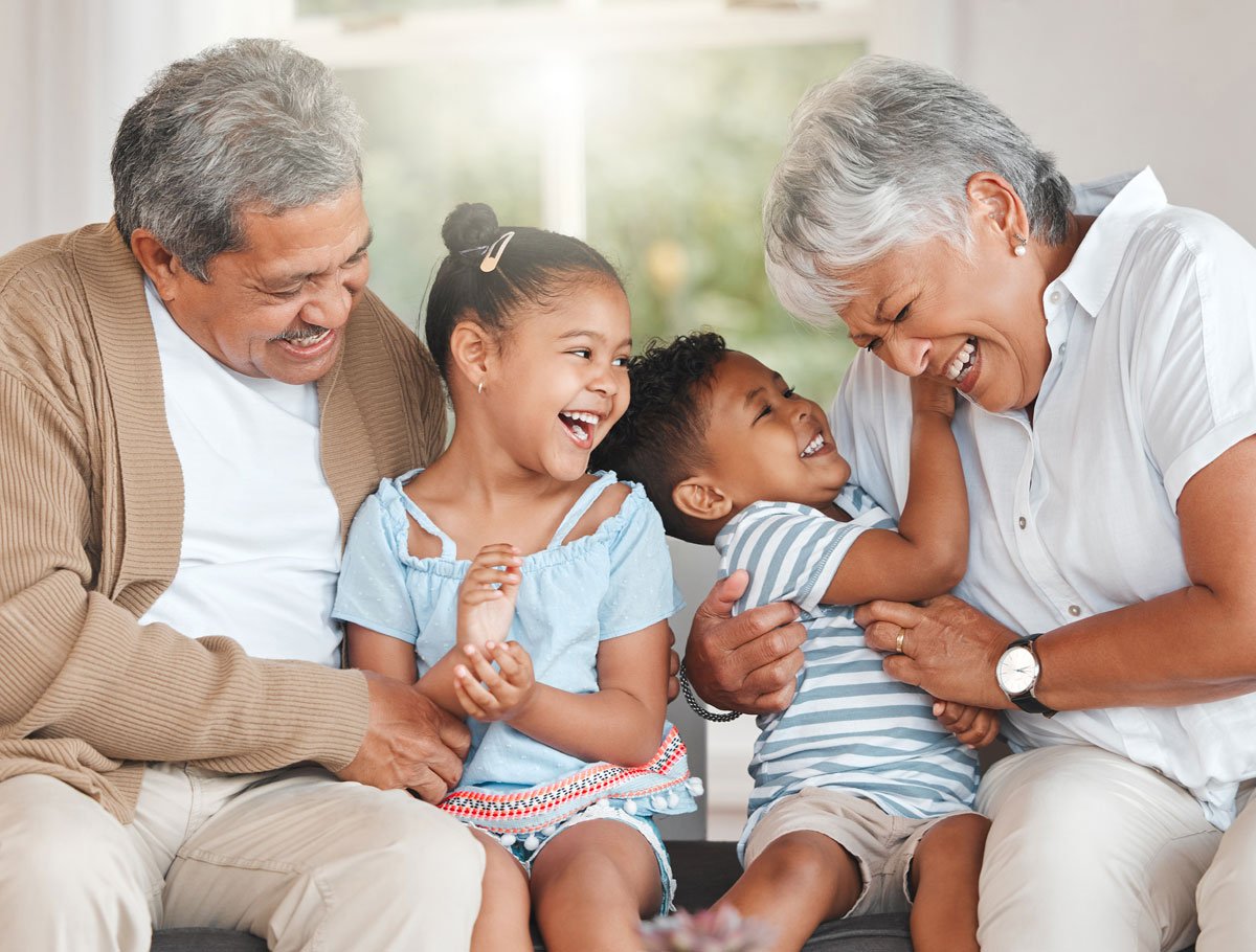 Abuelos y nietos riendo juntos celebrando su certificado de depósito del dinero que ganaron con Alianza.