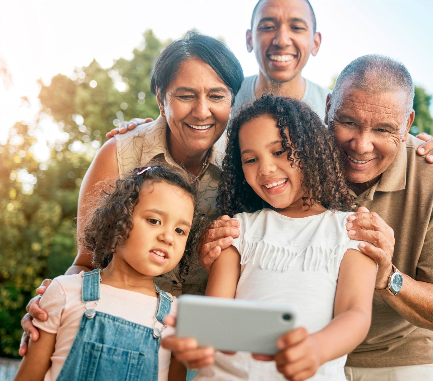 Una Cuenta Corriente de Alianza ayudó a esta familia multigeneracional a ahorrar dinero y lo celebran con sonrisas.