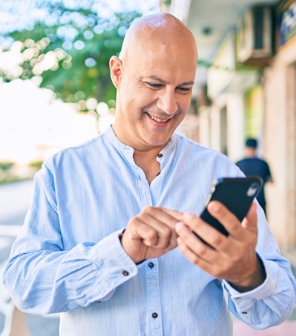 Este hombre de camisa azul es miembro de Alianza y le gusta hacer sus operaciones bancarias desde su teléfono celular a través de la banca móvil.