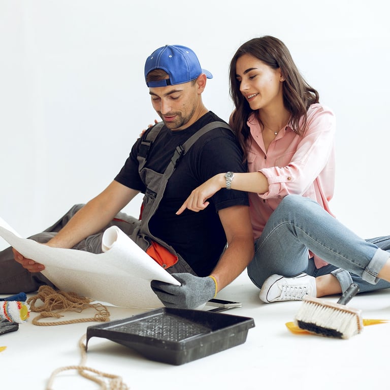 Pareja planeando su nueva incorporación con el dinero que recibieron de un préstamo rápido para mejorar su hogar.