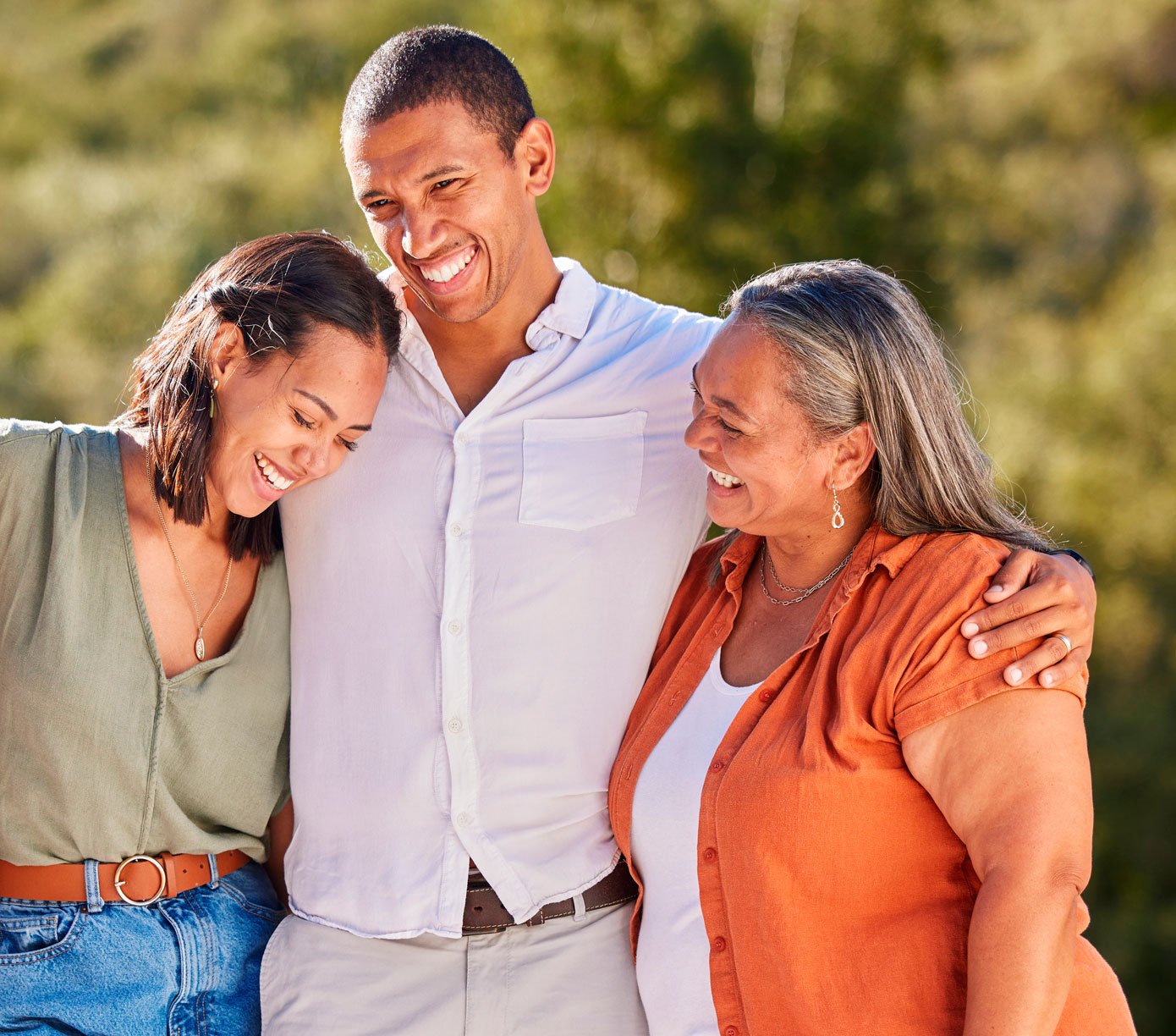 Couple-celebrates-their-second-chance-with-a-second-chance-checking-account-from-Alianza-with-their-mother.