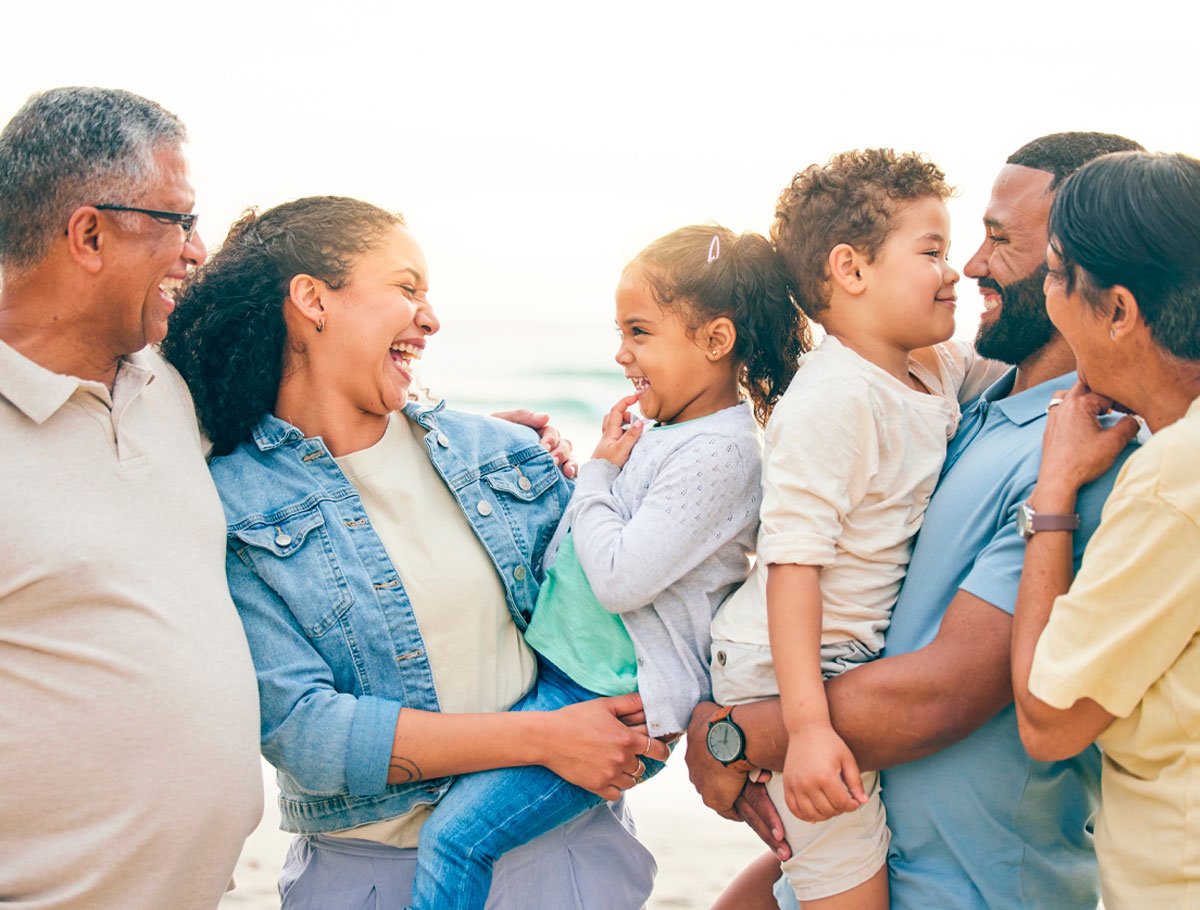 Familia multigeneracional sonriendo juntos disfrutando de su segunda oportunidad con la verificación de segunda oportunidad de Alianza.